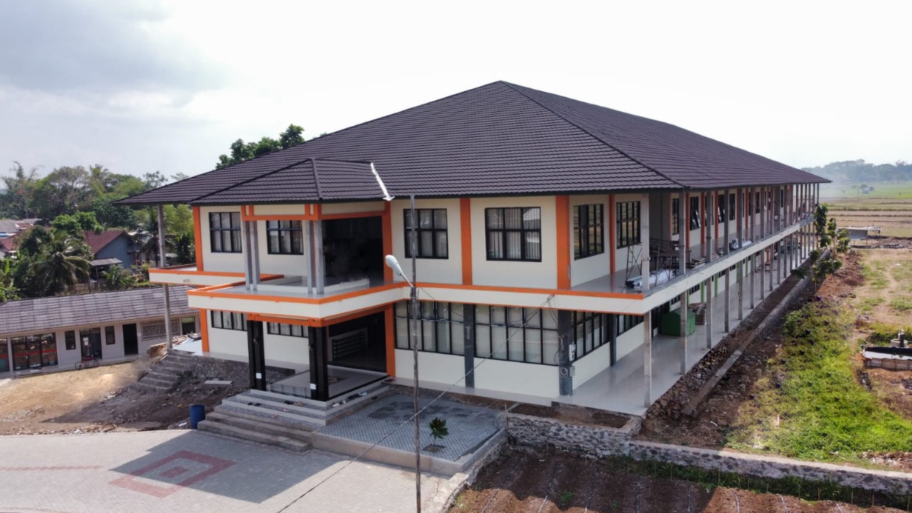Suasana kampus UNIRU dengan mahasiswa dan gedung modern berlatar pemandangan hijau